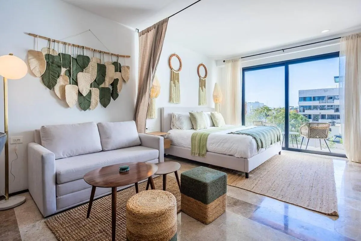 Stunning New Studio With Rooftop Pool contacts